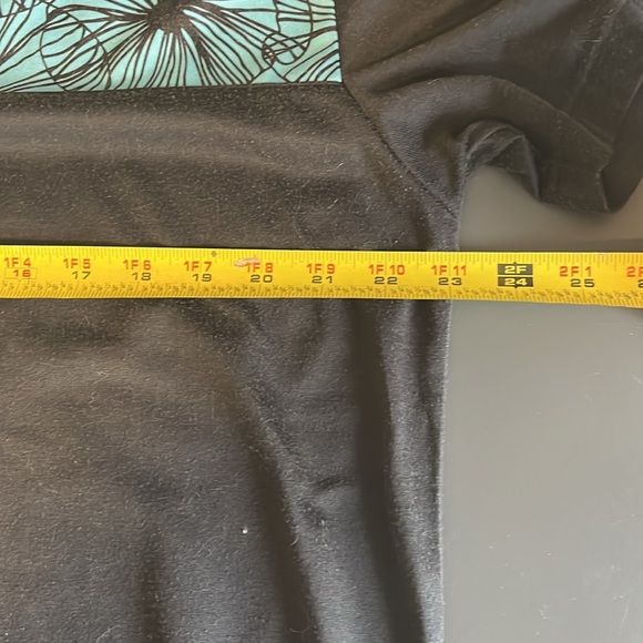 2Undr XL golf shirt
Black and blue pattern - Picture 4 of 7